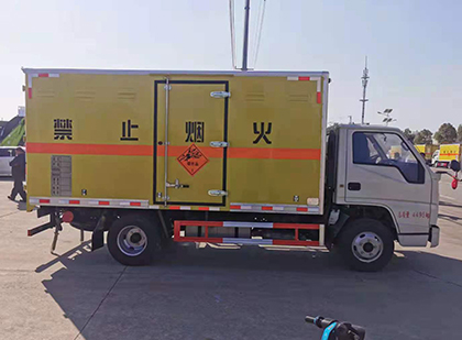 万冲镇爆破器材运输车